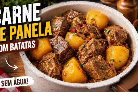 Carne de panela com batata feita sem água, muito suculenta e