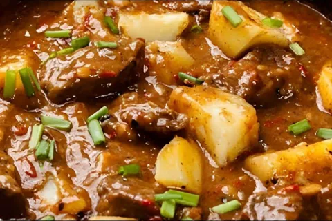 Carne de panela com batata na panela de pressão deliciosa su