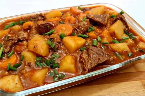 Carne de panela com cenoura e batata fácil e deliciosa para 