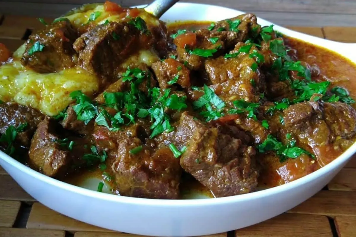 Carne de panela com polenta: aquele prato com sabor de comid