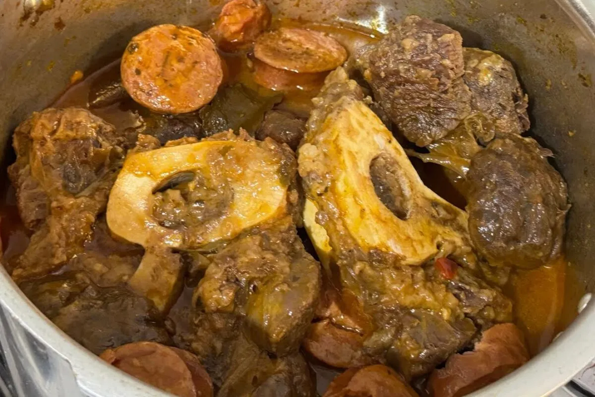 Carne de panela de pressão com ossobuco e linguiça bem sucul