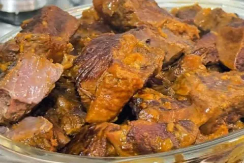 Carne de panela de pressão com paleta, que fica muito sucule