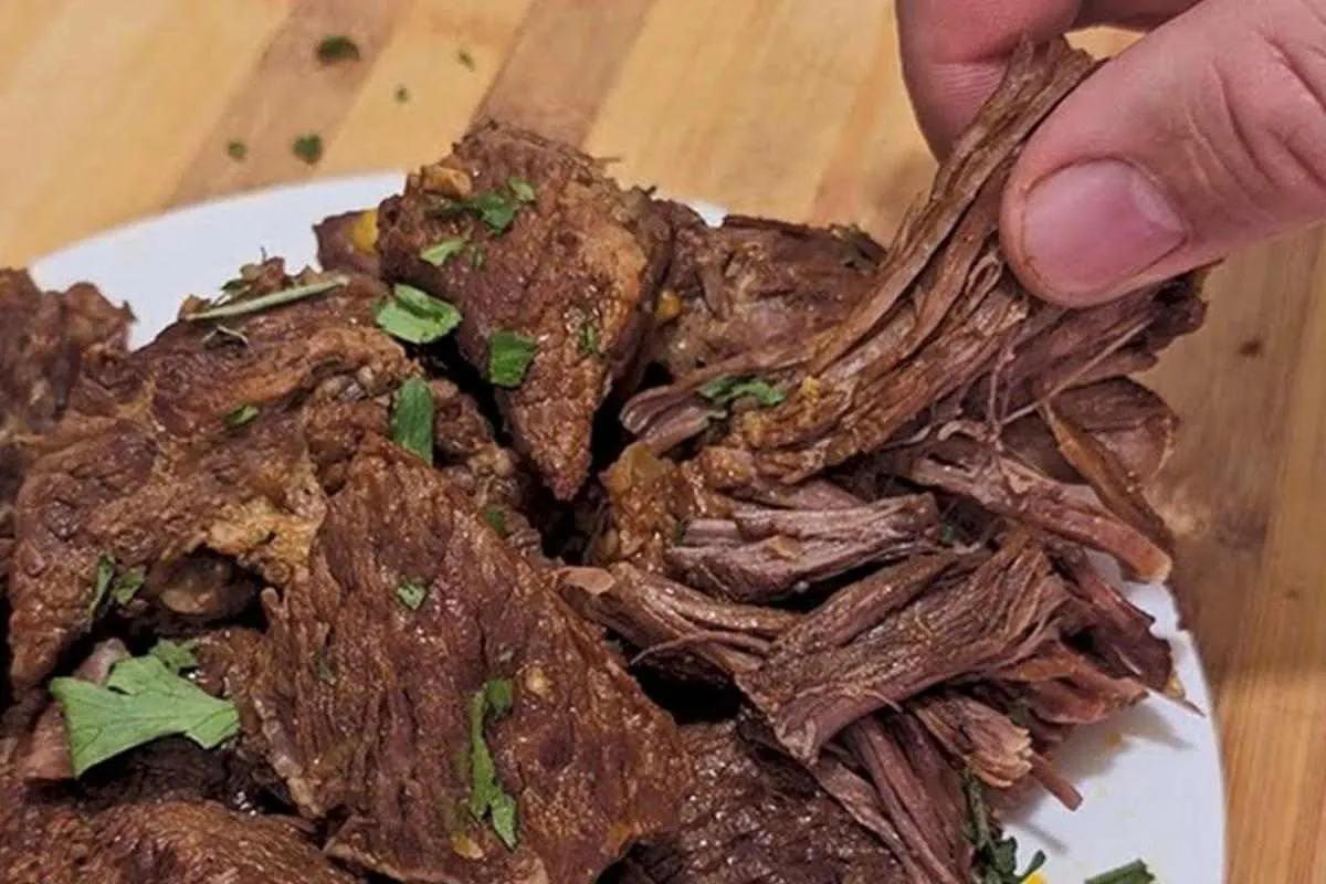 Carne de panela desmanchando e muito suculenta com um segred