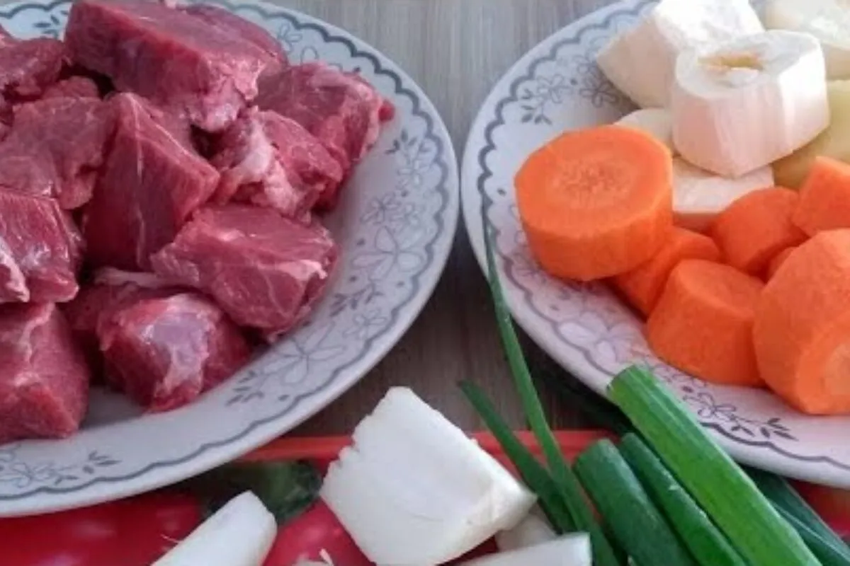 Carne de panela desmanchando, suculenta e com tempero bem ca