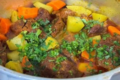 Carne de panela feita com músculo, que fica tão macia e sucu