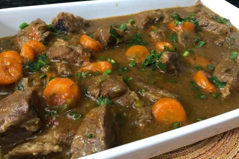 Carne de panela muito suculenta, que desmancha na boca e tem