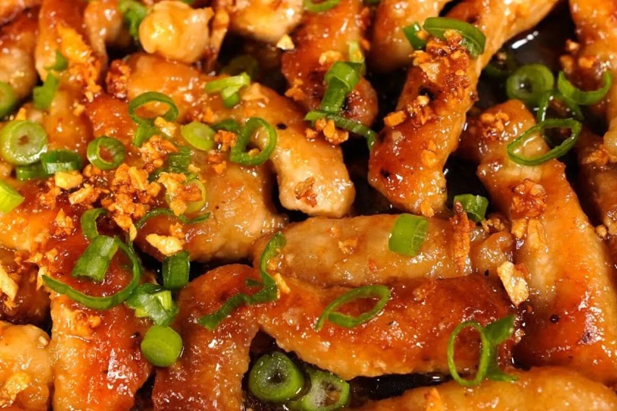 Carne de porco alho e óleo: lombinho com alho crocante feito