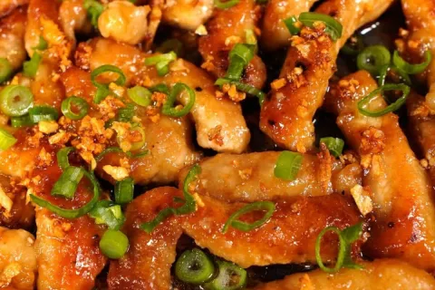 Carne de porco alho e óleo: lombinho com alho crocante feito