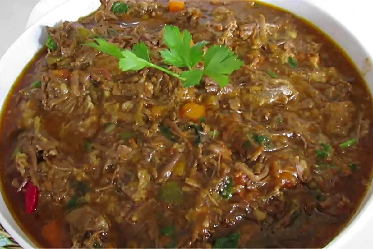 Carne louca na panela de pressão a carne já sai da panela de