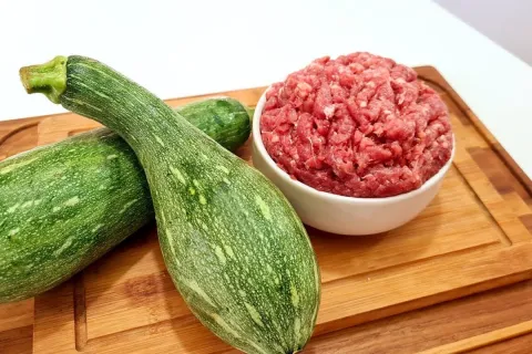 Carne moída com abobrinha bem temperada, preparada de um jei