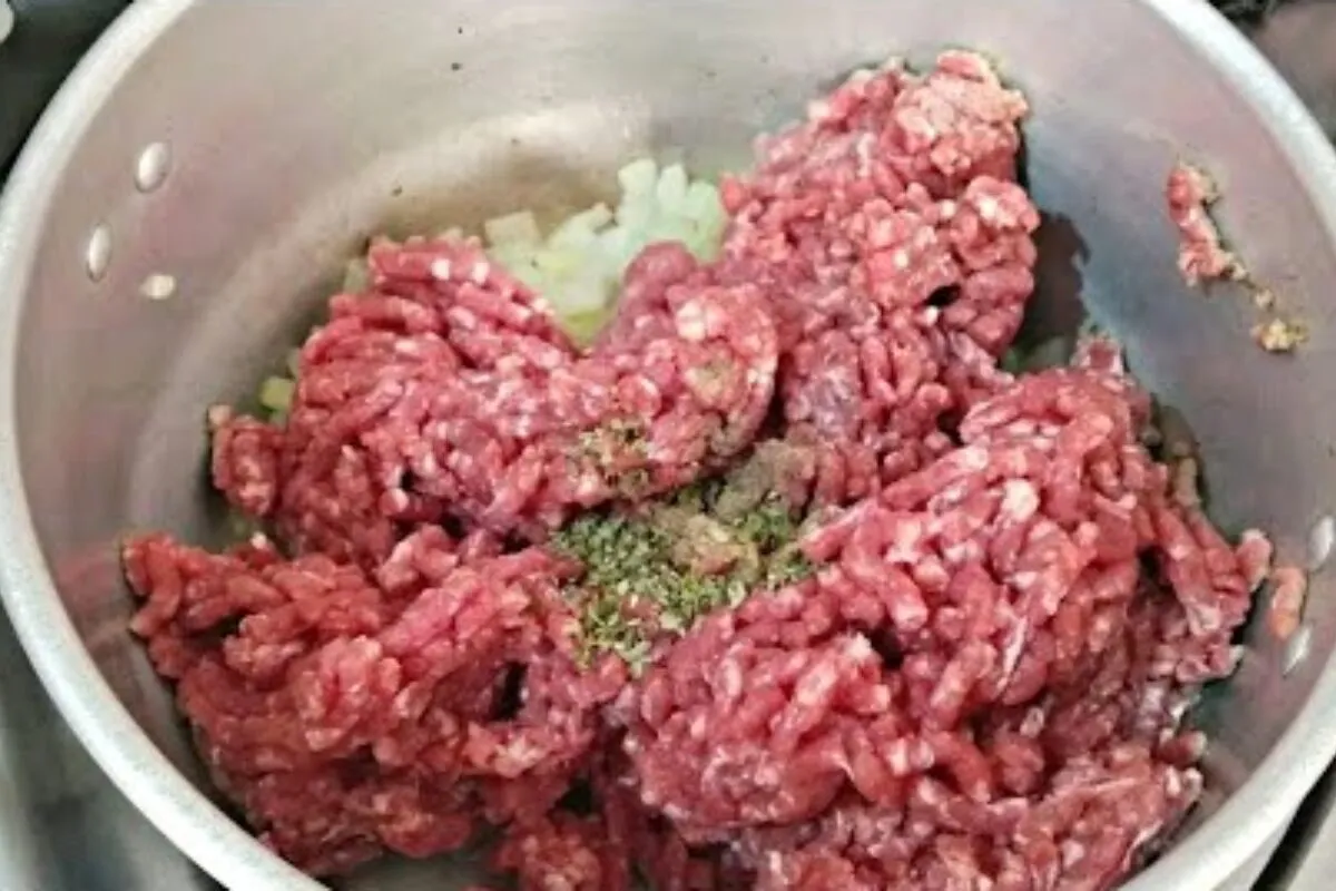 Carne moída com batata rápida e saborosa para uma refeição p