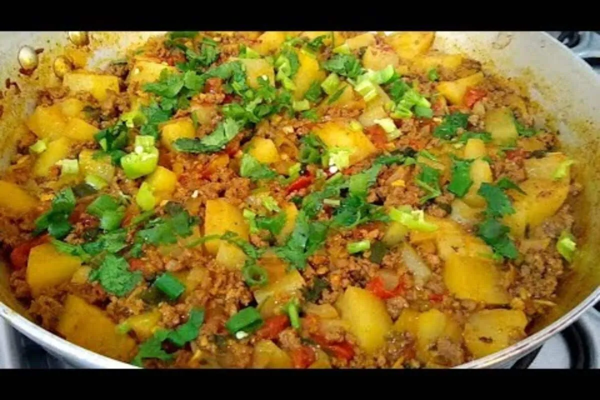 Carne moída com batata saborosa, feita com um tempero simple
