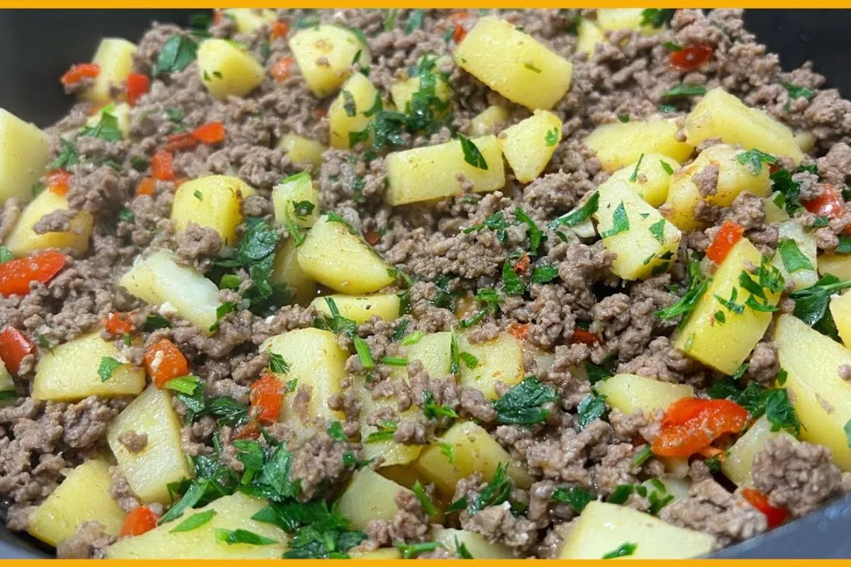 Carne moída com batatas suculenta e muito temperada, para vo