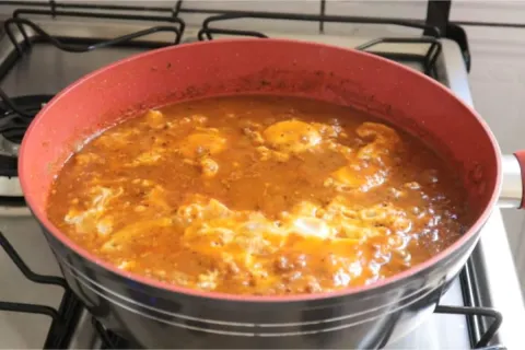 Carne moída com ovos: cozinhe os ovos direto no molho da car