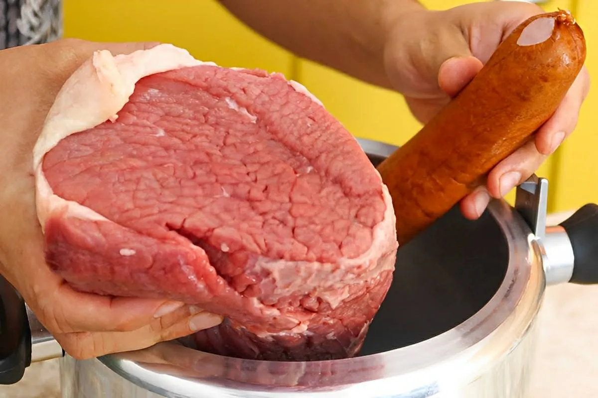 Carne recheada com calabresa na panela de pressão fica uma d