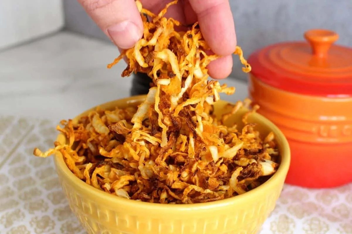 Cebola crispy na air fryer sequinha e crocante para acompanh