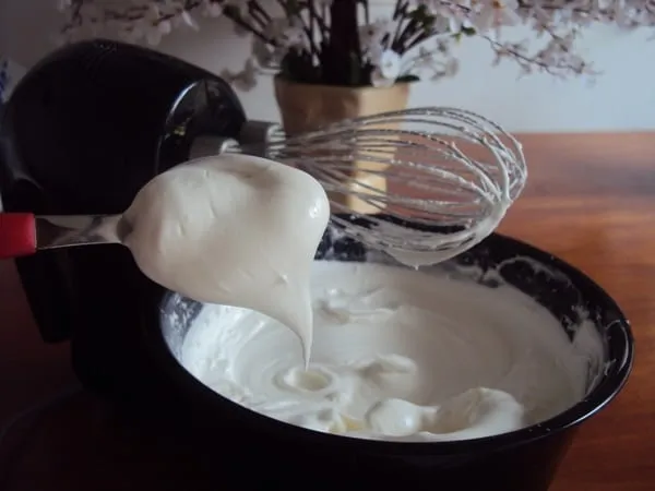 Chantilly Fácil com Creme de Leite de Caixinha