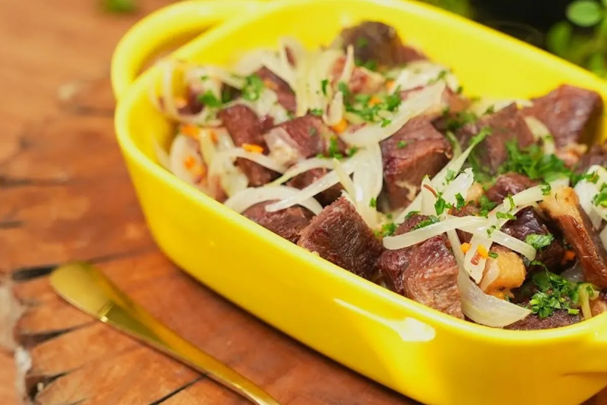 Charque acebolado rústico e cheio de sabor, receita com cara