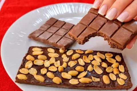 Chocolate fit ao leite rico em proteína e feito sem açúcar, 