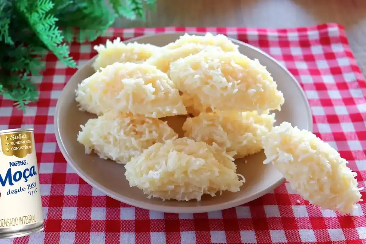 Cocada de leite condensado sequinha por fora e muito molhadi