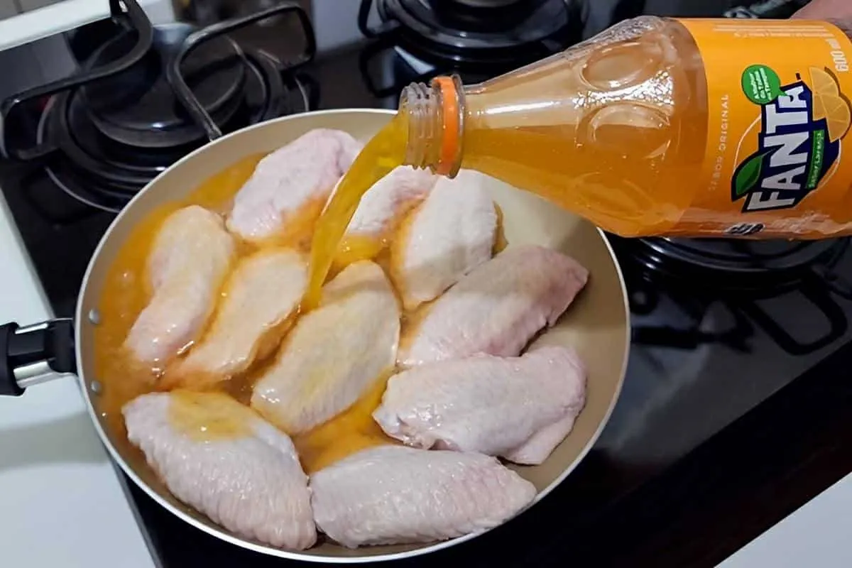 Coloquei Fanta nas asinhas de frango e elas ficaram com um s