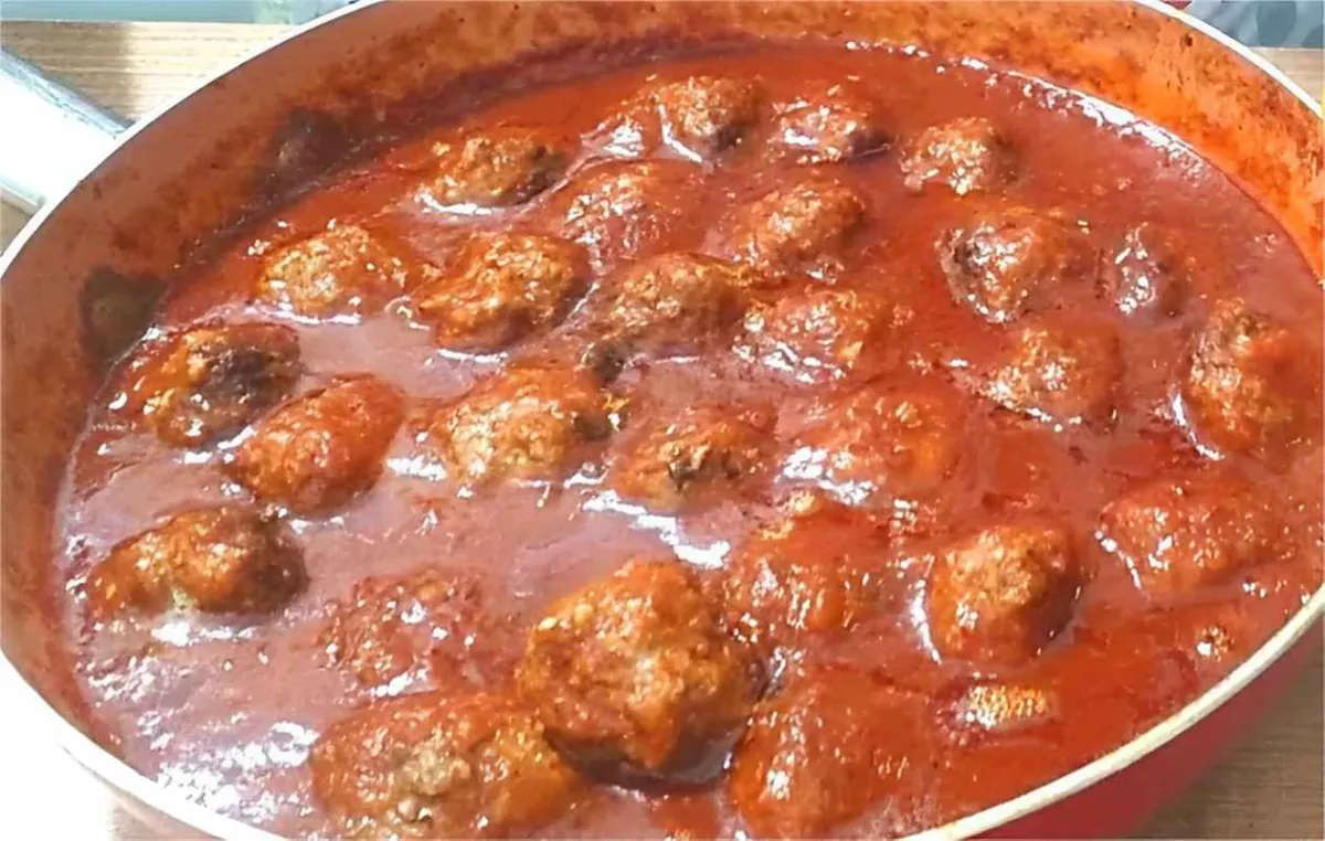 Com 1/2 quilo de carne moída fiz várias almôndegas simples e