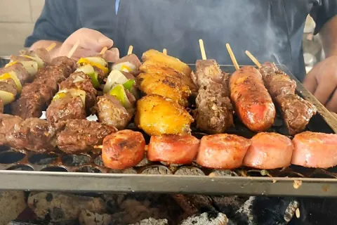 Como amaciar carne para espetinhos usando 2 ingredientes que