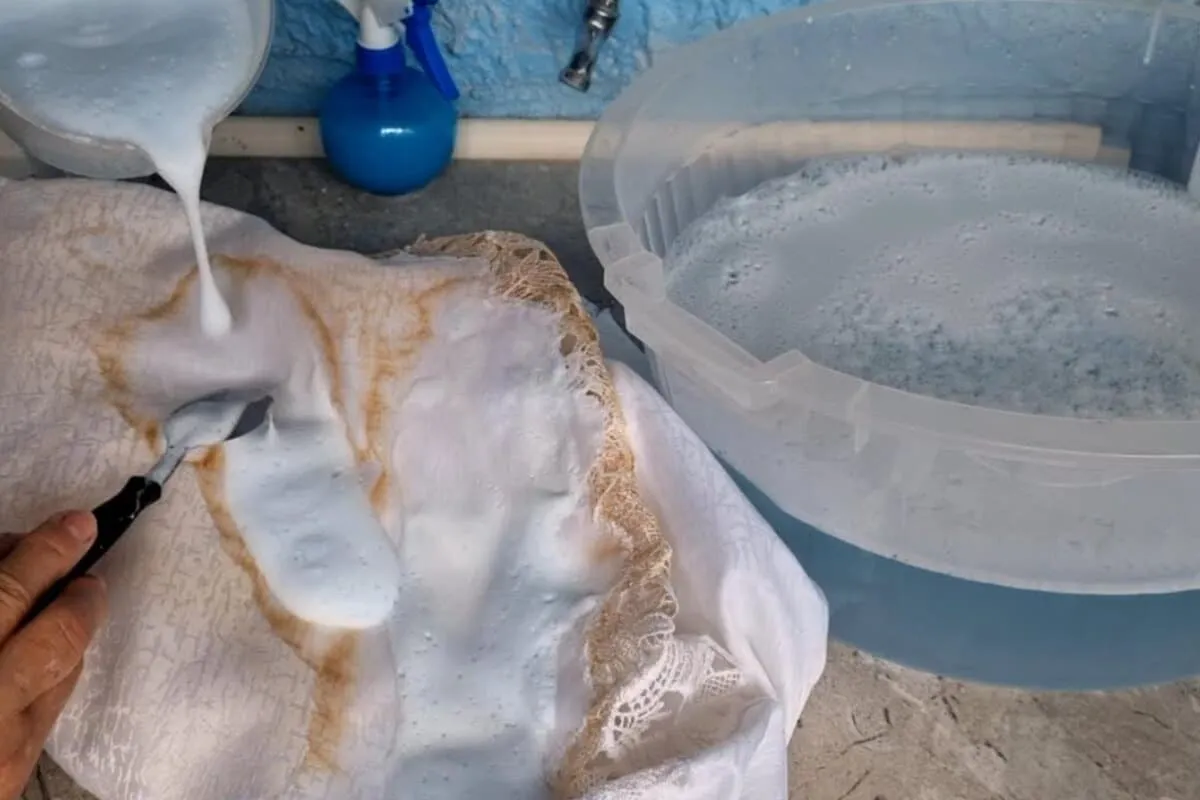 Como branquear roupa amarelada: misturinha caseira fácil e p