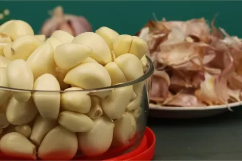 Como descascar alho: a melhor dica para descascar em minutos