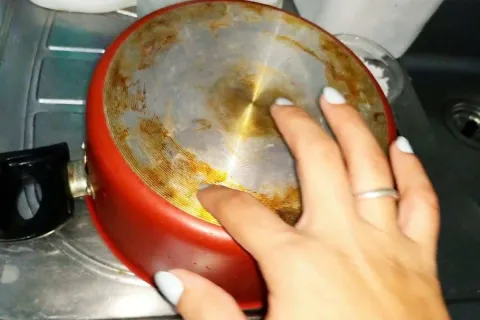 Como desengordurar panela manchada: não precisa ficar o dia 