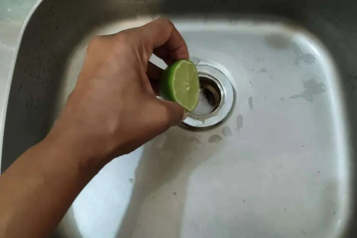 Como desentupir pia da cozinha: dica para deixar tudo pronto