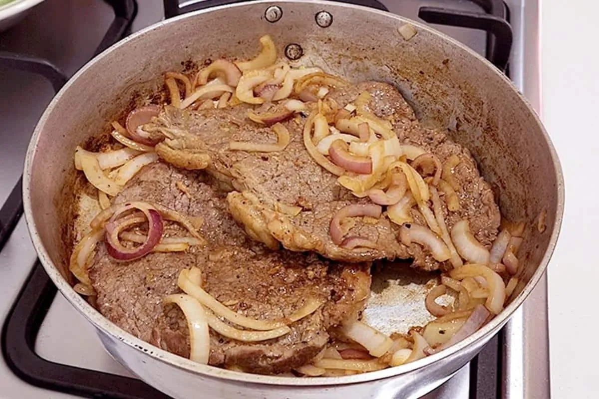 Como fazer bife acebolado macio e suculento para a hora do a