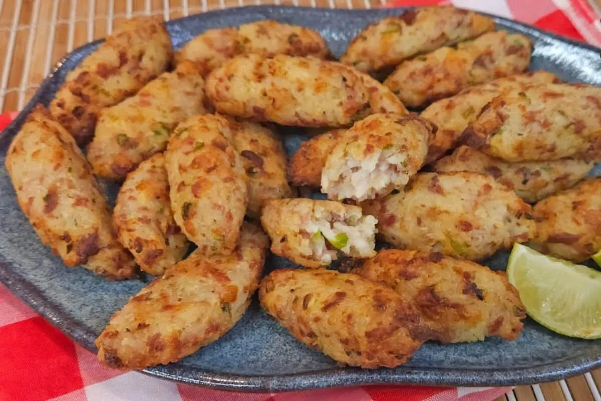 Como fazer bolinho de arroz com calabresa e queijo de um jei