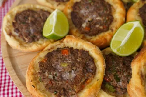 Como fazer esfiha aberta igual à de pizzaria, com massa fofi