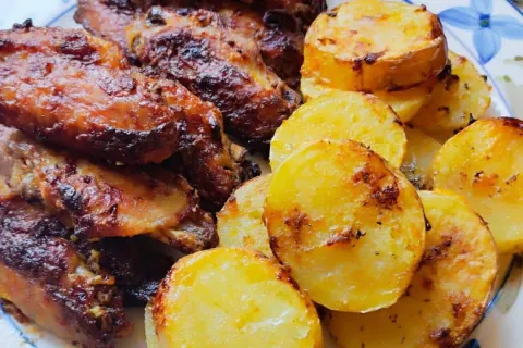 Como fazer frango assado com batata rapidinho para o almoço 