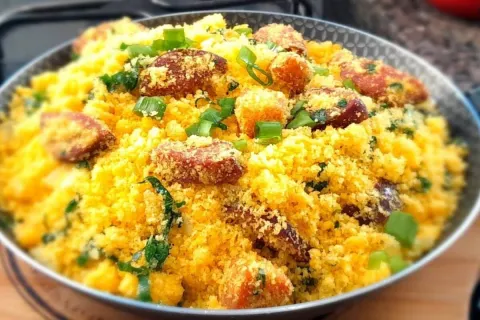 Como fazer fubá suado mineiro com bacon e calabresa, o tradi