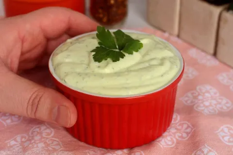Como fazer maionese verde sem óleo para acompanhar seu churr