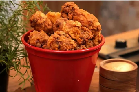 Como fazer o frango frito do KFC na sua casa sem gastar com 
