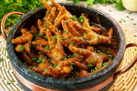 Como fazer pé de frango à moda mineira que fica saboroso e s