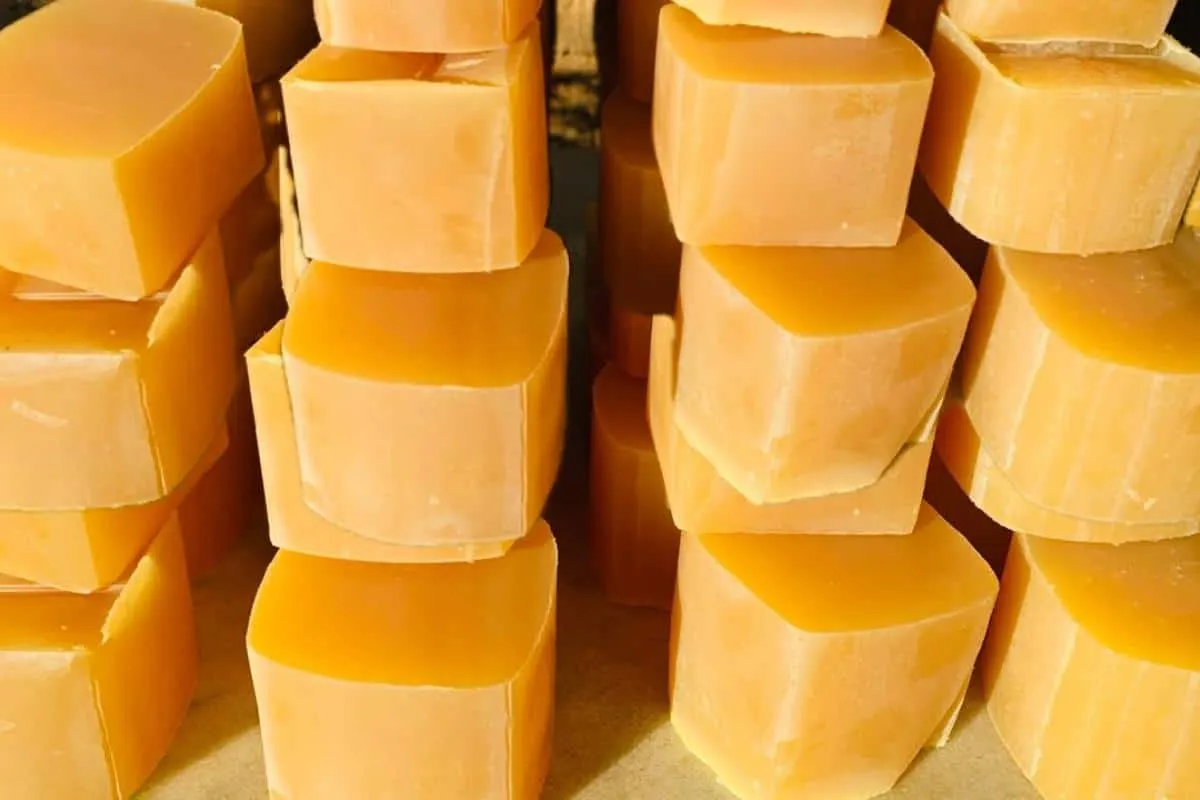 Como fazer sabão caseiro que rende bastante usando ingredien