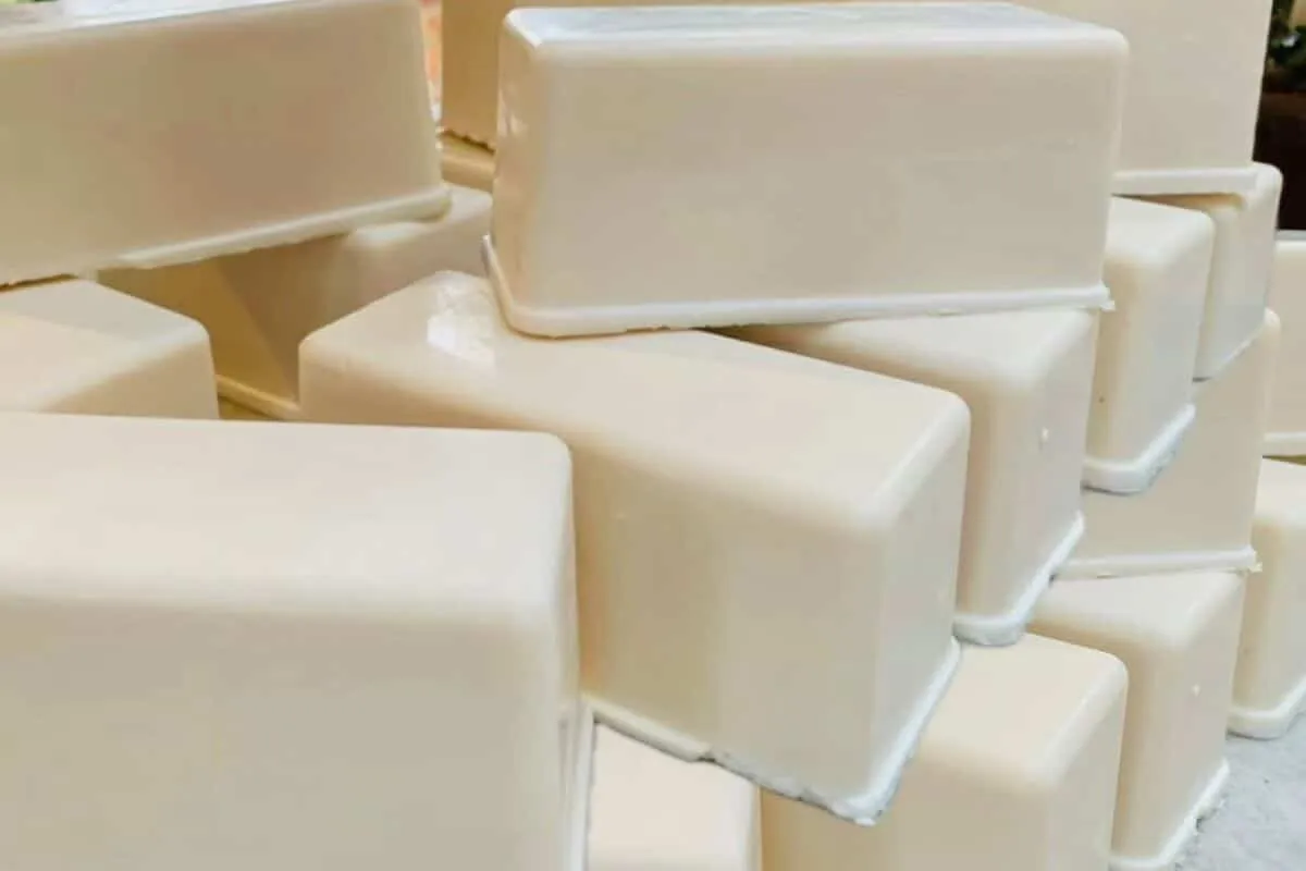 Como fazer um sabão caseiro potente para limpeza e branquear