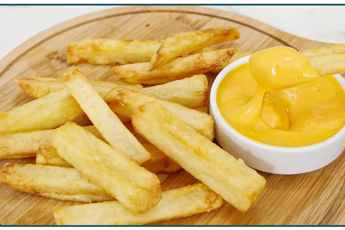 Como fazer uma batata frita crocante com molho de queijo que