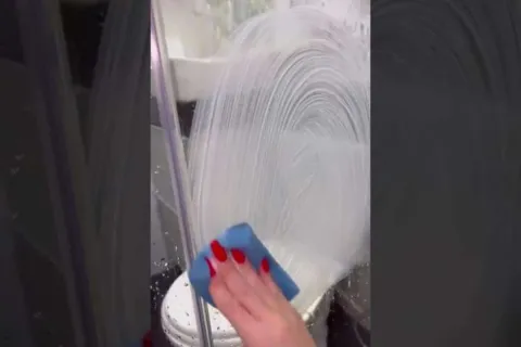 Como lavar box do banheiro: tira todas as manchas e não deix