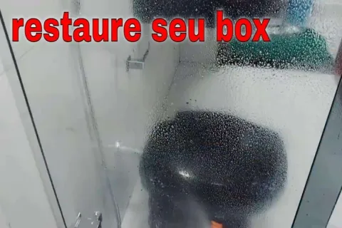 Como lavar box manchado de sabão e shampoo: misturinha que d