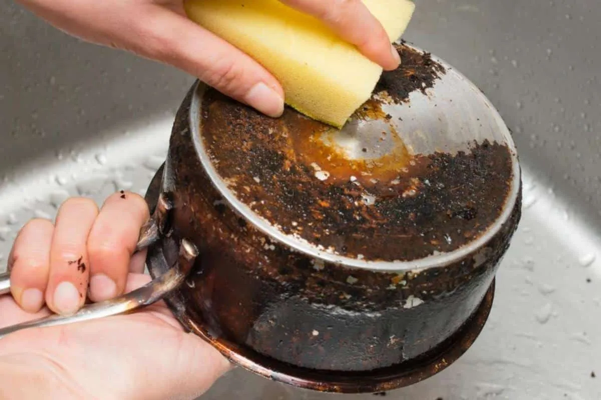 Como limpar panela queimada de gordura: deixe tudo brilhando