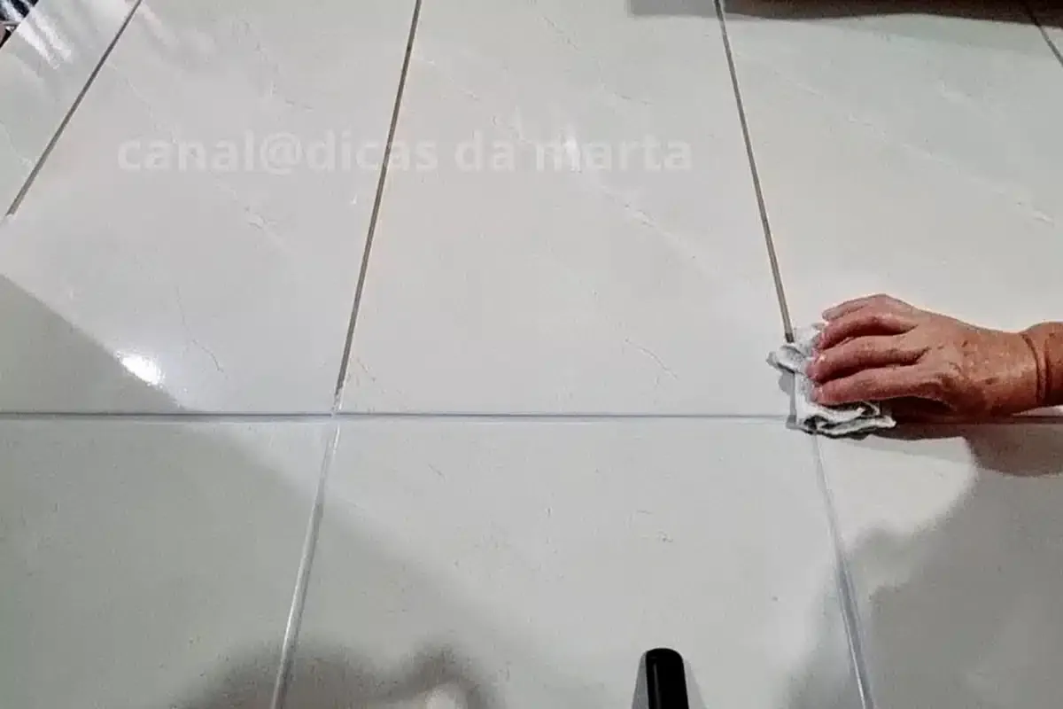 Como limpar rejunte do piso: misturinha tira todo encardido