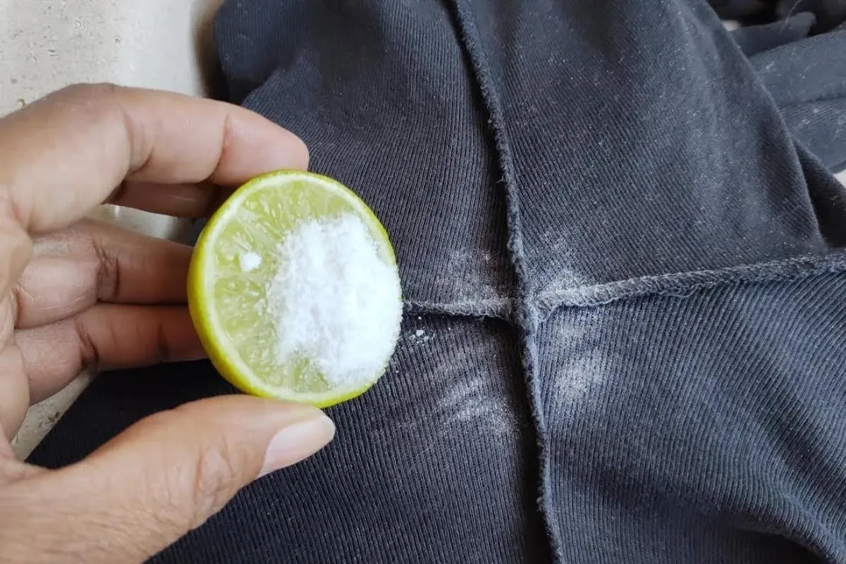 Como limpar roupa manchada de desodorante: não precisa deixa