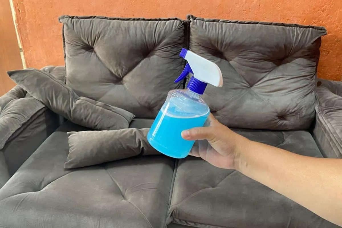 Como limpar sofá manchado rapidinho e deixar sua sala limpin