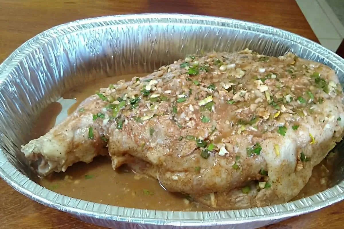 Como temperar e assar um pernil de porco bem suculento para