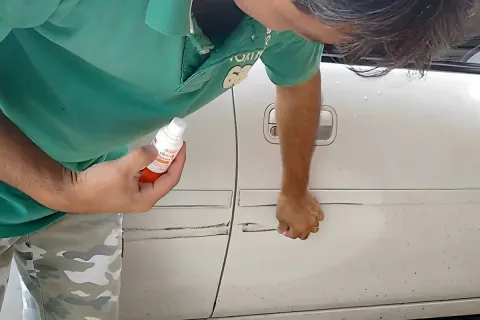 Como tirar arranhões do carro sem fazer esforço gastando men